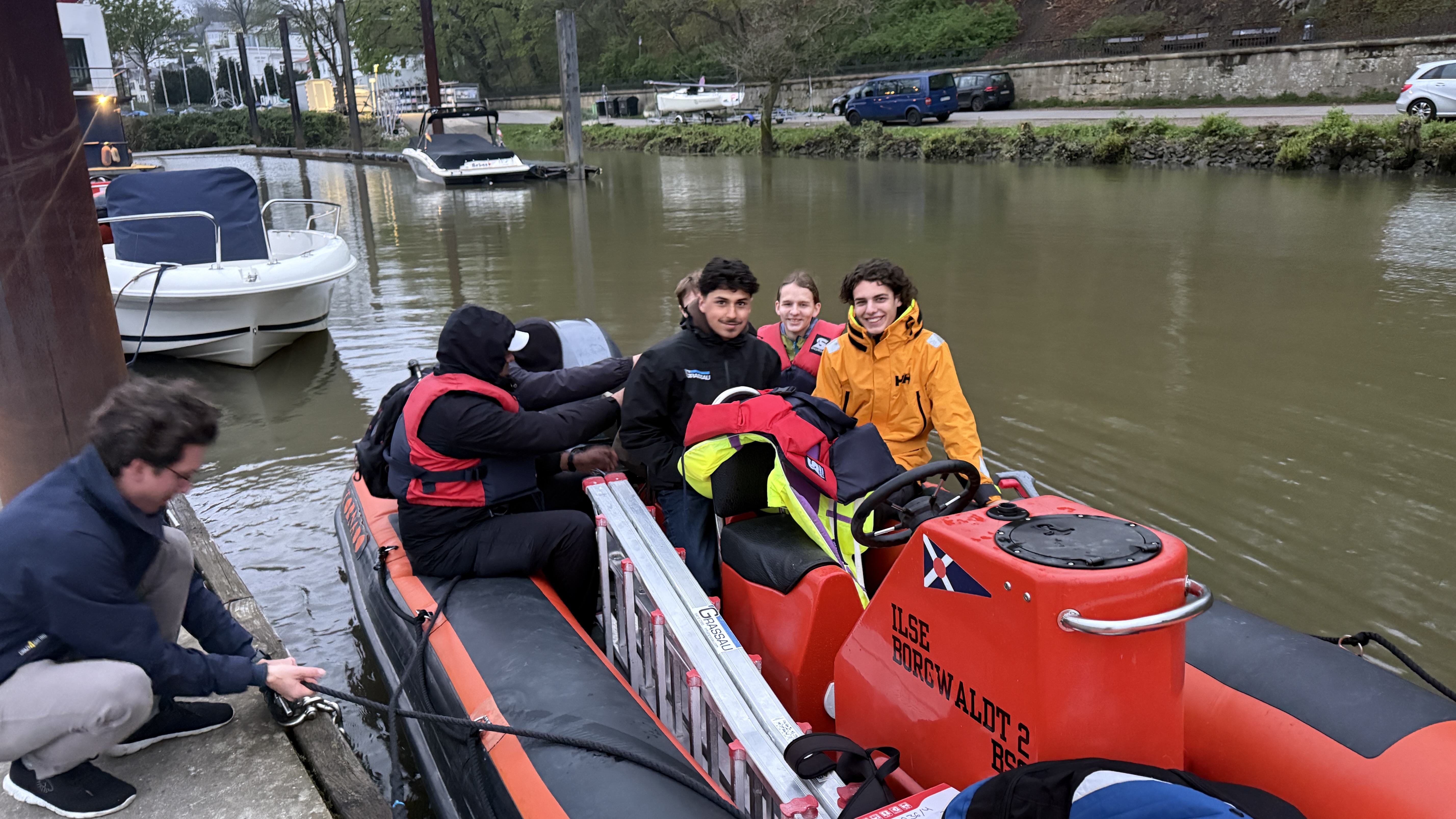 Azubi bei der Arbeit an einem Projekt